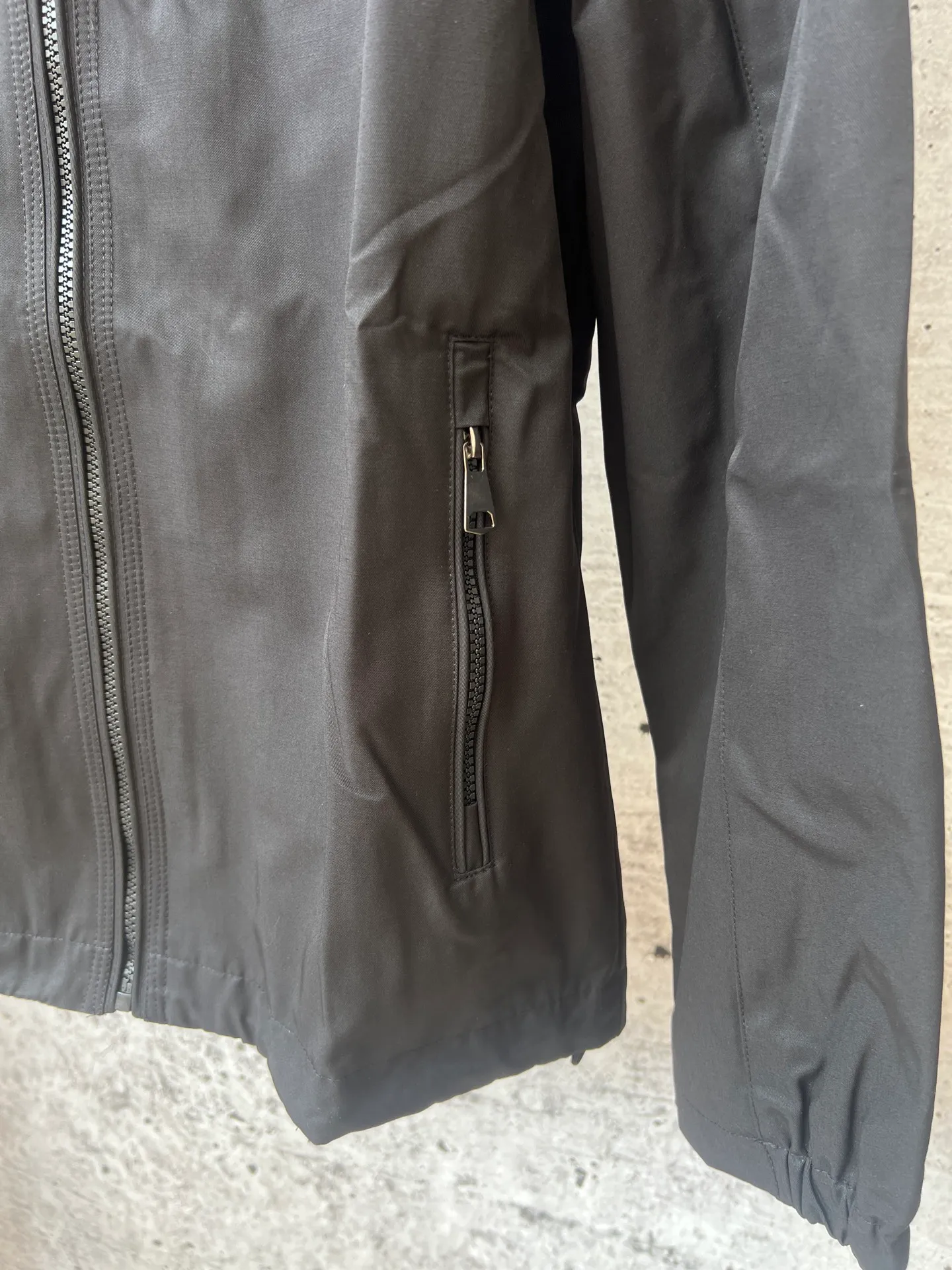 P410 Ralph Lauren autumn unisex hard shell jacket, a must-have item in autumn, the fabric is wear-resistant and waterproof, fitted version, adjustable drawstring multi-functional zipper pockets, functional and fashionable